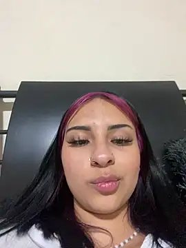 Snapshot of Hilary_pinkk chatting on 02/15/25, 03:42 Hilary pinkk online show from 02/15/25, 03:42