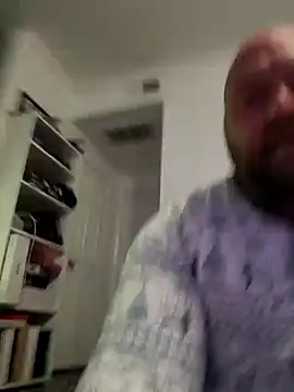 Snapshot of Strong_Bear89 chatting on 12/24/24, 04:11 Strong Bear89 online show from 12/24/24, 04:11