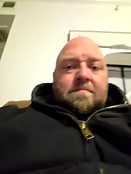 Snapshot of Strong_Bear89 chatting on 02/11/25, 01:51 Strong Bear89 online show from 02/11/25, 01:51