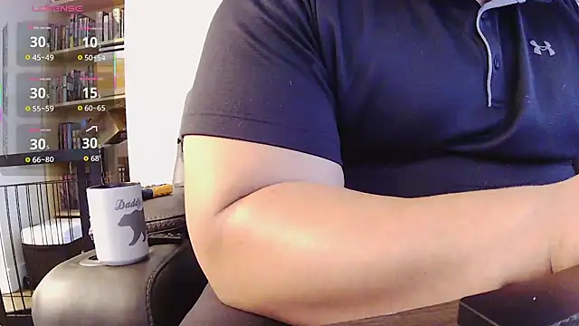 Snapshot of Strong_Bear89 chatting on 10/02/25, 02:13 Strong Bear89 online show from 10/02/25, 02:13