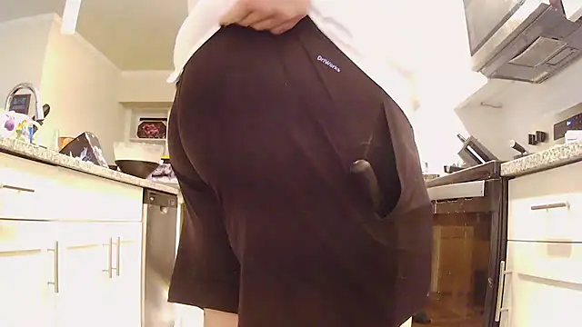 Snapshot of Strong_Bear89 chatting on 12/01/25, 03:06 Strong Bear89 online show from 12/01/25, 03:06