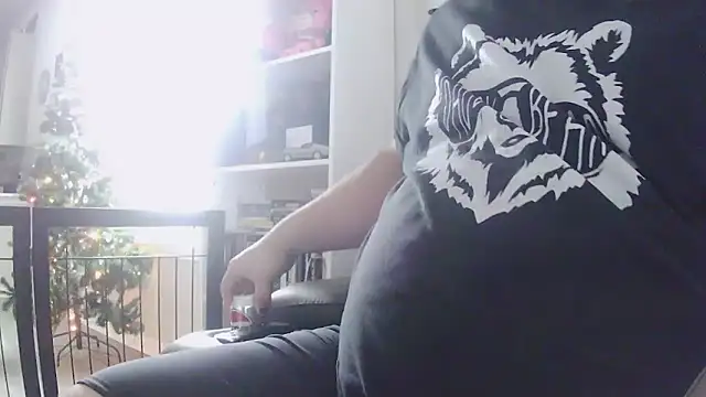 Snapshot of Strong_Bear89 chatting on 12/17/25, 06:58 Strong Bear89 online show from 12/17/25, 06:58