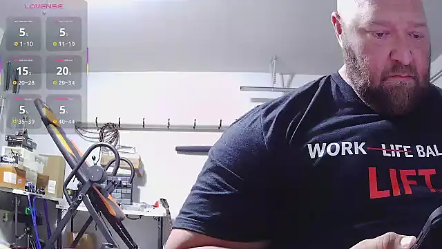 Snapshot of Strong_Bear89 chatting on 03/20/26, 02:33 Strong Bear89 online show from 03/20/26, 02:33