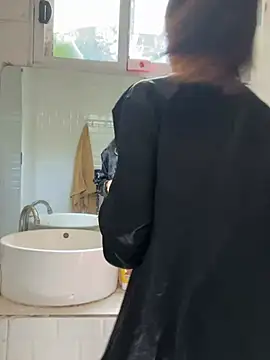 Snapshot of desiregirl69 chatting on 12/18/24, 05:04 desiregirl69 online show from 12/18/24, 05:04