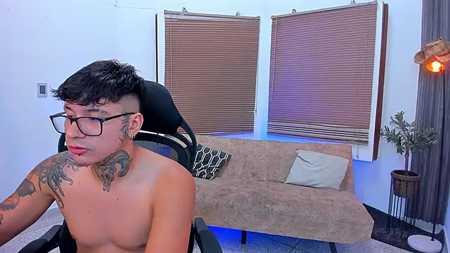 Snapshot of Party_guyssex chatting on 10/17/25, 08:33 Party guyssex online show from 10/17/25, 08:33