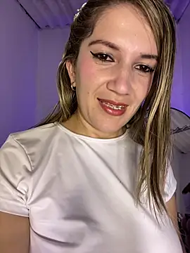 Snapshot of gwen_ashly chatting on 07/18/26, 06:06 gwen ashly online show from 07/18/26, 06:06