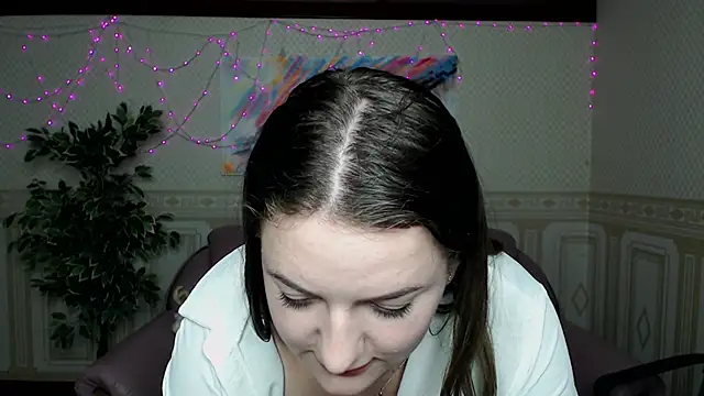 Snapshot of Helen_Elliot chatting on 12/19/24, 10:02 Helen Elliot online show from 12/19/24, 10:02