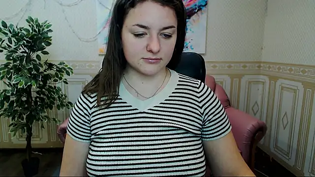 Snapshot of Helen_Elliot chatting on 02/04/25, 10:00 Helen Elliot online show from 02/04/25, 10:00