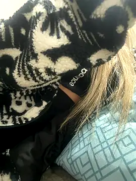 fofinhaa12 online show from 12/19/25, 03:13