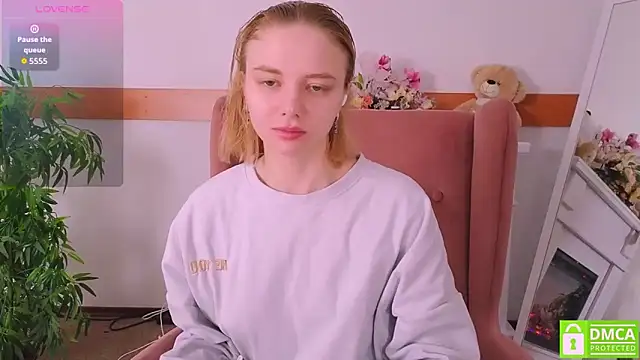 Snapshot of MirraBellanta chatting on 11/30/25, 10:25 MirraBellanta online show from 11/30/25, 10:25