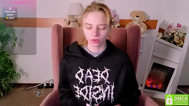 Snapshot of MirraBellanta chatting on 12/13/25, 10:48 MirraBellanta online show from 12/13/25, 10:48