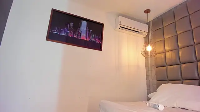 Snapshot of mile_uribe chatting on 09/10/25, 04:34 mile uribe online show from 09/10/25, 04:34