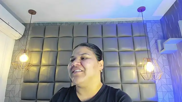 Snapshot of mile_uribe chatting on 09/21/25, 03:30 mile uribe online show from 09/21/25, 03:30