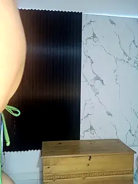 Snapshot of mile_uribe chatting on 10/05/25, 03:16 mile uribe online show from 10/05/25, 03:16