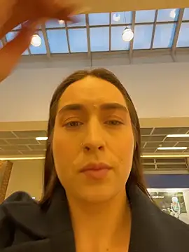 Holly Play online show from 11/21/25, 12:04