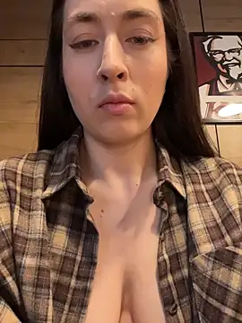 Snapshot of Holly_Play chatting on 06/08/26, 10:04 Holly Play online show from 06/08/26, 10:04