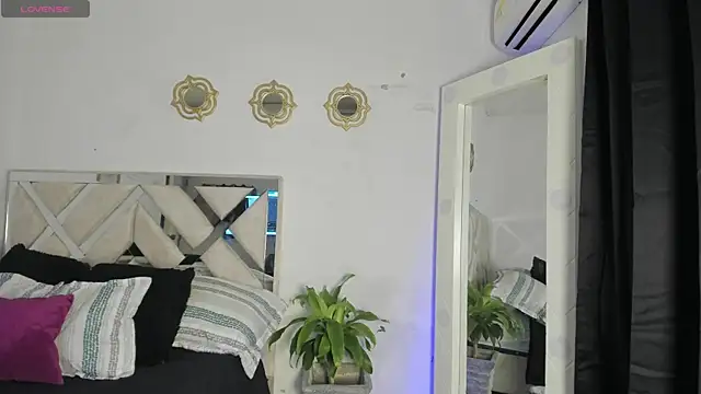 Snapshot of Daenerys_Targa chatting on 09/25/25, 05:00 Daenerys Targa online show from 09/25/25, 05:00