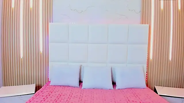 Iris Thompson  online show from 10/18/25, 04:04