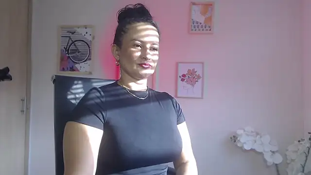 Snapshot of lucy_diiaz chatting on 02/05/25, 10:01 lucy diiaz online show from 02/05/25, 10:01