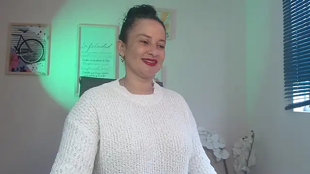 Snapshot of lucy_diiaz chatting on 02/08/25, 01:54 lucy diiaz online show from 02/08/25, 01:54