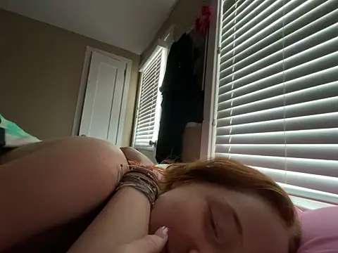 Snapshot of gingerbabe18 chatting on 09/21/25, 04:19 gingerbabe18 online show from 09/21/25, 04:19