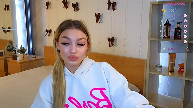 Ella Milla online show from 12/24/24, 08:33