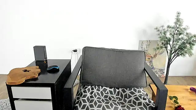 Snapshot of MendiPetite chatting on 03/18/25, 09:32 MendiPetite online show from 03/18/25, 09:32