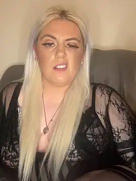 Snapshot of Blondiee3088 chatting on 12/03/24, 10:18 Blondiee3088 online show from 12/03/24, 10:18