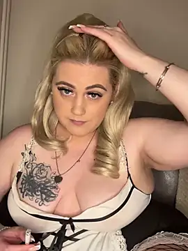 Snapshot of Blondiee3088 chatting on 12/13/24, 05:00 Blondiee3088 online show from 12/13/24, 05:00