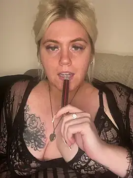 Snapshot of Blondiee3088 chatting on 01/11/25, 11:13 Blondiee3088 online show from 01/11/25, 11:13