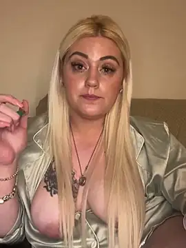 Snapshot of Blondiee3088 chatting on 02/12/25, 09:01 Blondiee3088 online show from 02/12/25, 09:01