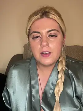 Snapshot of Blondiee3088 chatting on 02/25/25, 08:41 Blondiee3088 online show from 02/25/25, 08:41