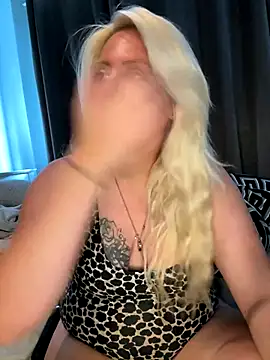 Snapshot of Blondiee3088 chatting on 10/02/25, 11:17 Blondiee3088 online show from 10/02/25, 11:17