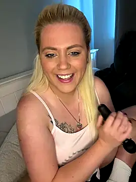 Snapshot of Blondiee3088 chatting on 10/28/25, 11:58 Blondiee3088 online show from 10/28/25, 11:58