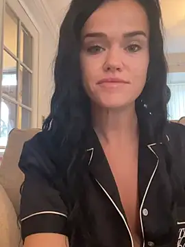 English-Chloe96 online show from 12/17/24, 11:39