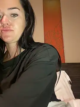 English-Chloe96 online show from 10/28/25, 05:04