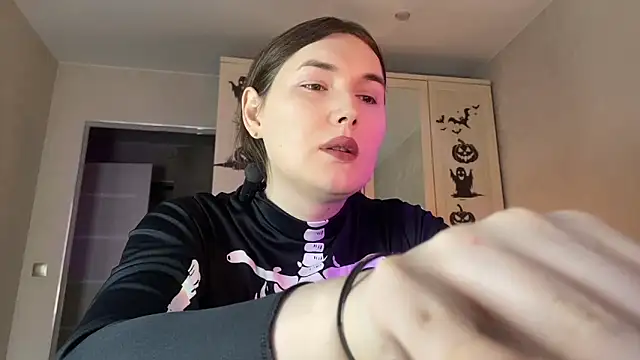 Maria Bowie online show from 10/29/25, 07:54