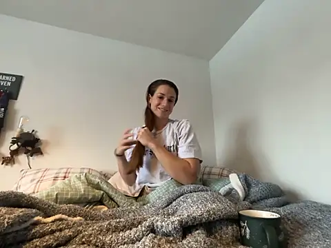 Snapshot of MissSwitch chatting on 12/19/24, 01:18 MissSwitch online show from 12/19/24, 01:18