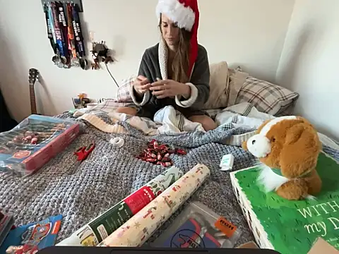 Snapshot of MissSwitch chatting on 12/23/24, 01:45 MissSwitch online show from 12/23/24, 01:45