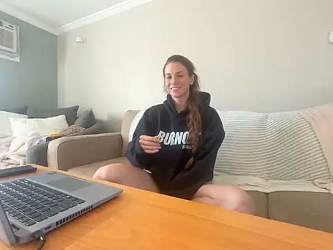 Snapshot of MissSwitch chatting on 09/29/25, 12:43 MissSwitch online show from 09/29/25, 12:43