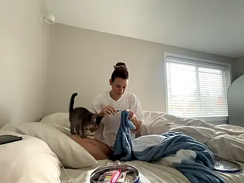 Snapshot of MissSwitch chatting on 10/31/25, 02:18 MissSwitch online show from 10/31/25, 02:18