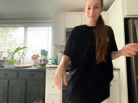 Snapshot of MissSwitch chatting on 11/01/25, 03:03 MissSwitch online show from 11/01/25, 03:03