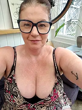 Snapshot of 420Curvybabe chatting on 10/17/25, 12:08 420Curvybabe online show from 10/17/25, 12:08