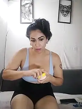 Snapshot of Rosy_sexxx chatting on 05/14/26, 01:56 Rosy sexxx online show from 05/14/26, 01:56