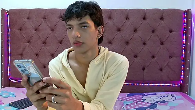 Snapshot of boys_yourparty chatting on 01/18/25, 01:40 boys yourparty online show from 01/18/25, 01:40