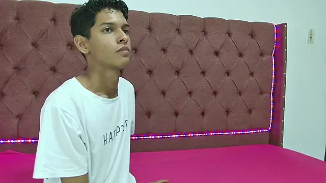 Snapshot of boys_yourparty chatting on 03/19/25, 01:40 boys yourparty online show from 03/19/25, 01:40