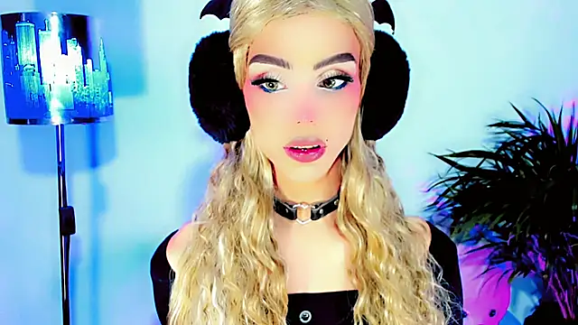 Snapshot of dollswit01 chatting on 01/08/26, 08:11 dollswit01 online show from 01/08/26, 08:11