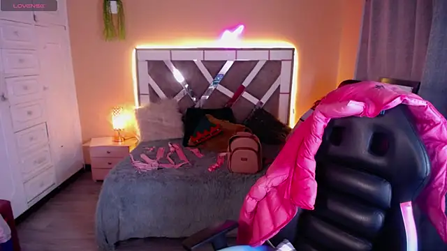 Snapshot of Scarllett_BDSM chatting on 12/11/24, 03:56 Scarllett BDSM online show from 12/11/24, 03:56