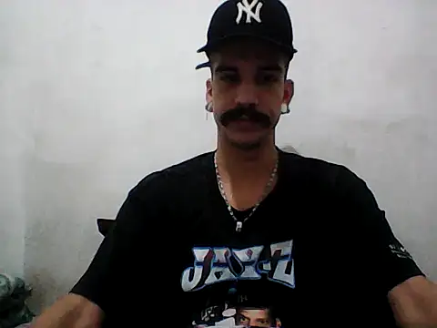 Snapshot of gatobranco001 chatting on 06/11/26, 08:07 gatobranco001 online show from 06/11/26, 08:07