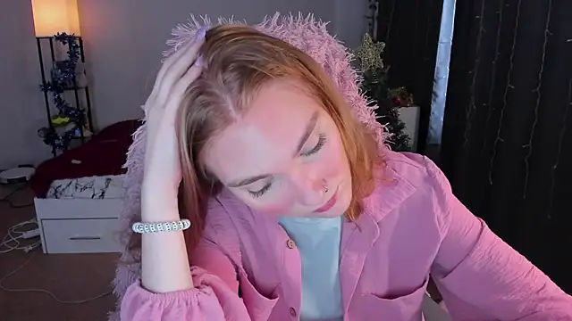 Snapshot of ReddHotPipper chatting on 12/16/25, 03:33 ReddHotPipper online show from 12/16/25, 03:33